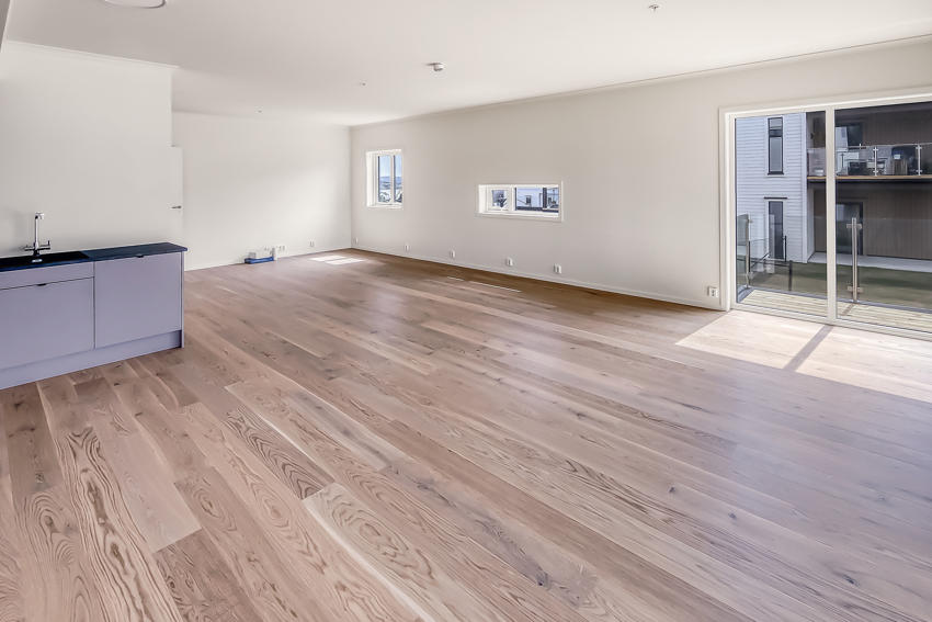 Lys leilighet men allikevel godt med veggplass for møblering. Utsikt i vinduene mot Brevik og fjorden. 