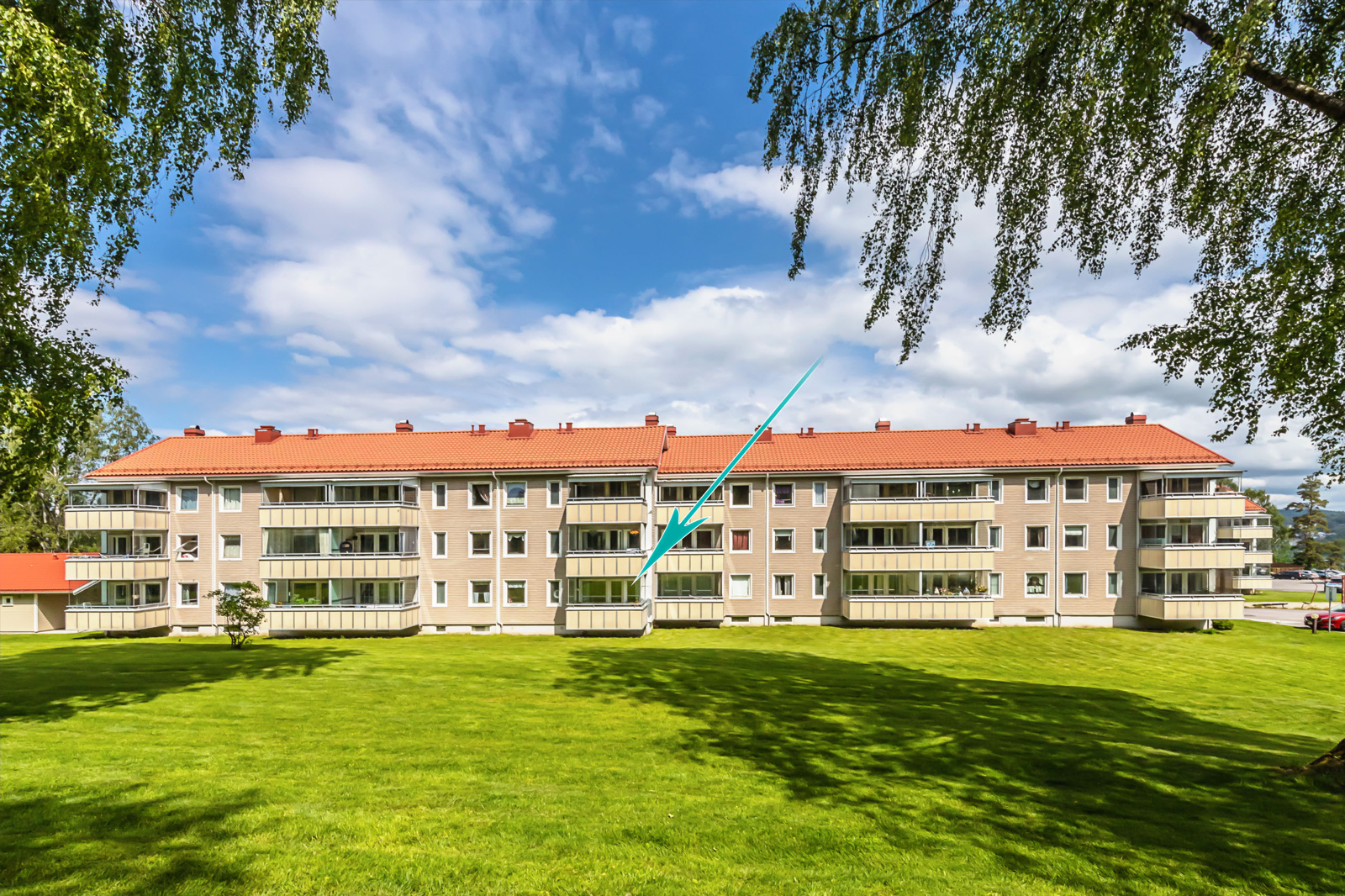 Leiligheten ligger i 1. etasje og har således enkel adkomst