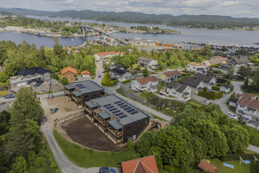 Krabberødveien Hage blir liggende rett opp fra Brotorvet på Stathelle. Sentralt plassert og med kort veg til 
