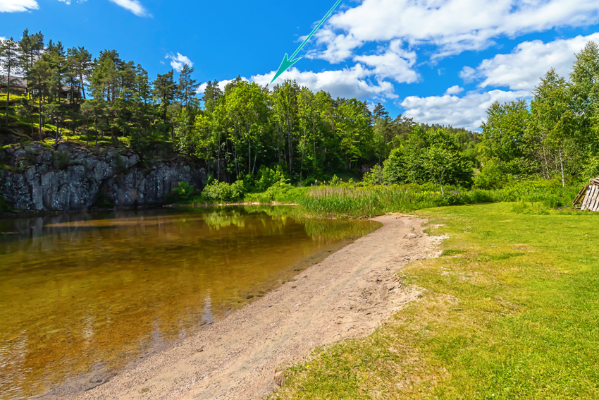 Flott sandstrand rett på nedsiden av tomten. 