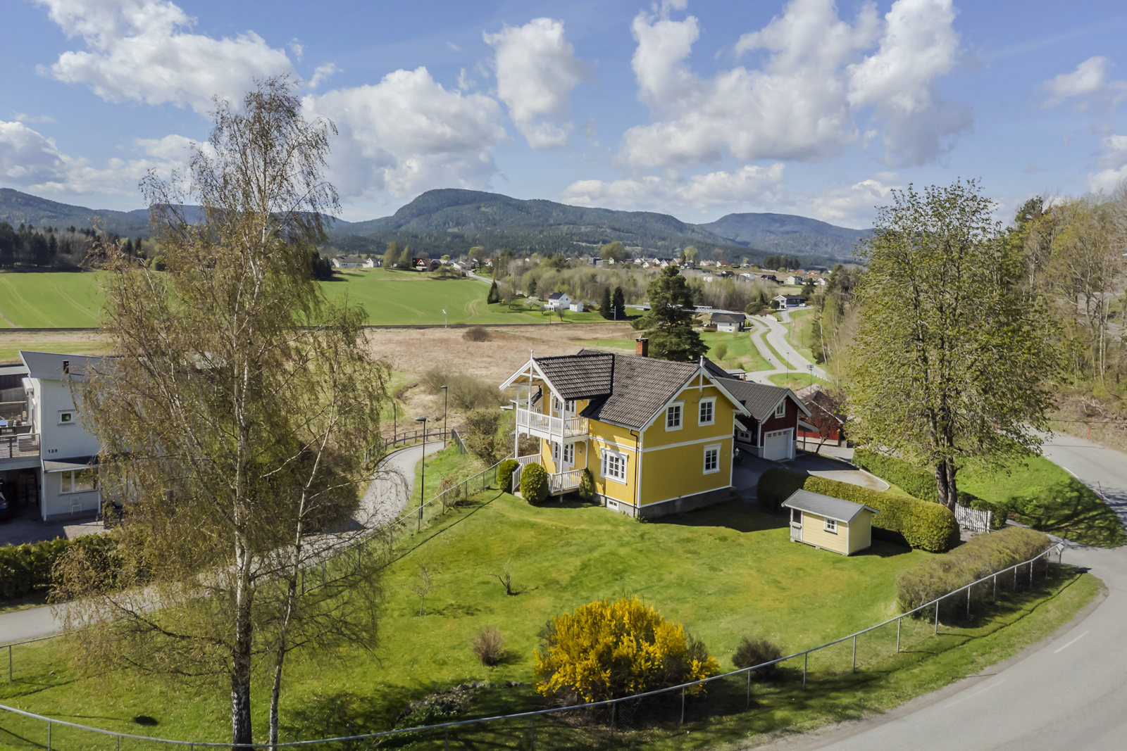 Eiendommen ligger idyllisk til på pynten, mot vest med vid utsikt og svært gode solforhold