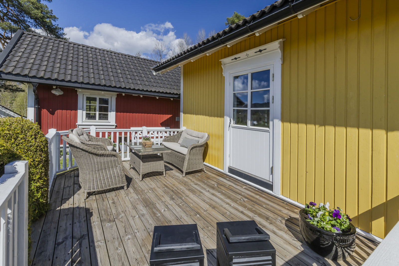 Solrik terrasse, usjenert med vid utsikt