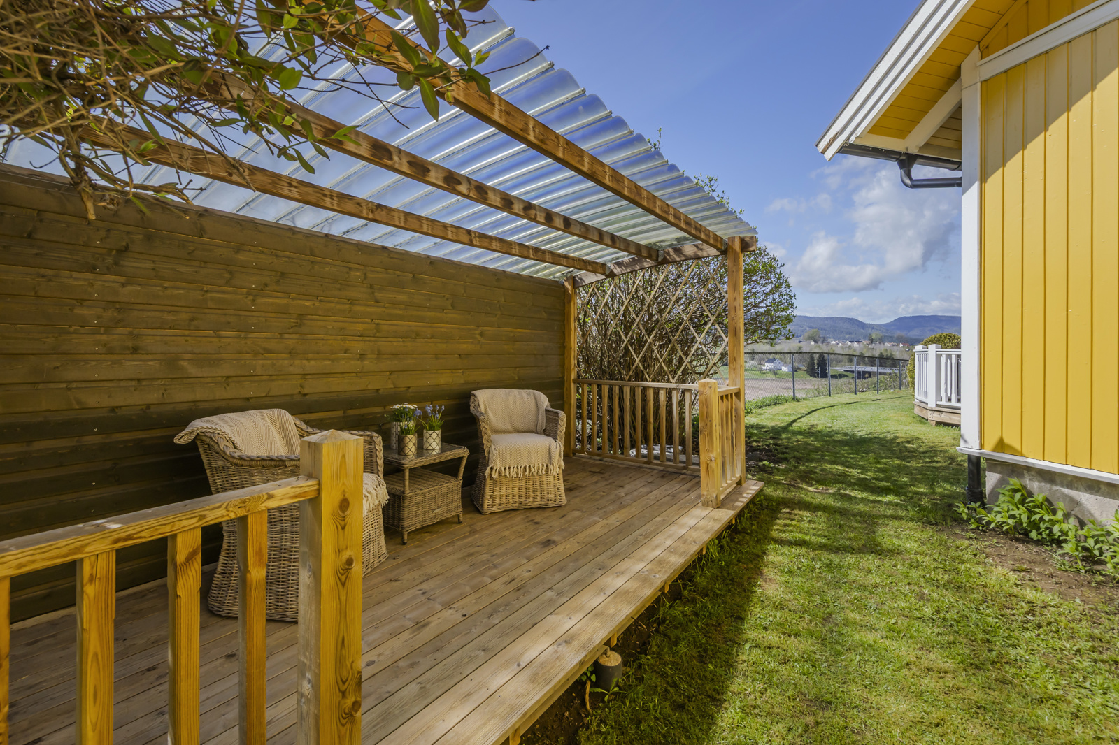 Overbygget frittstående terrasse i sydvest i hagen
