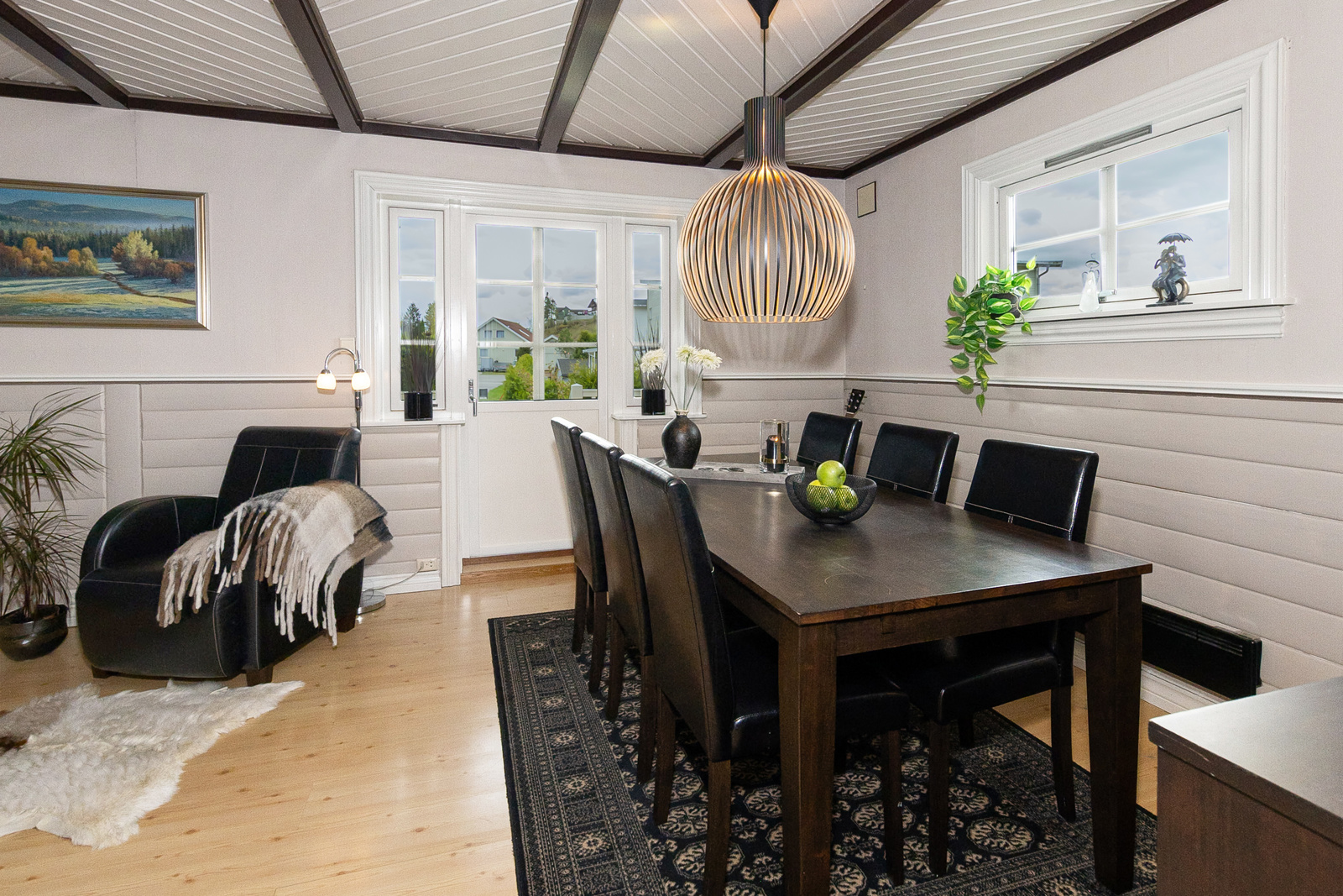 Fra spisestuen er det utgang til sydvent terrasse