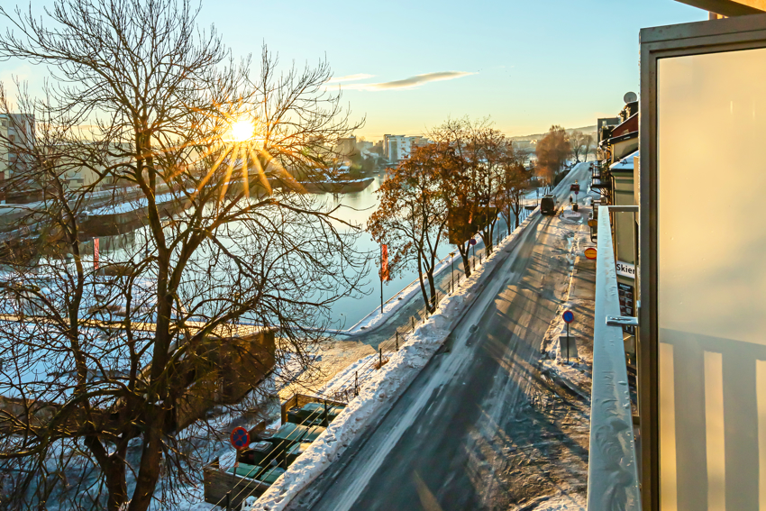 Nydelig utsikt ut over byen rett fra balkongen. 