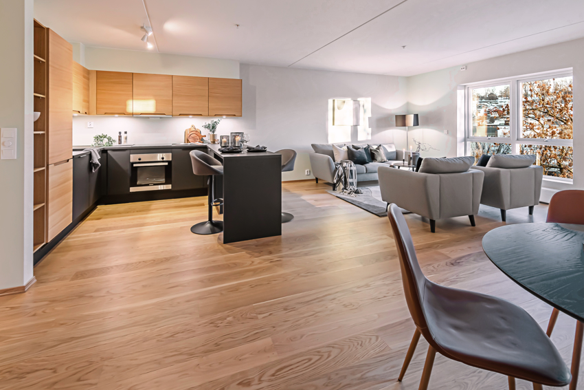 Leiligheten har åpen stue- og kjøkkenløsning med store vindusflater.