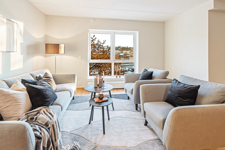 Her slippes det inn mye dagslys inn gjennom store vindusflater. 