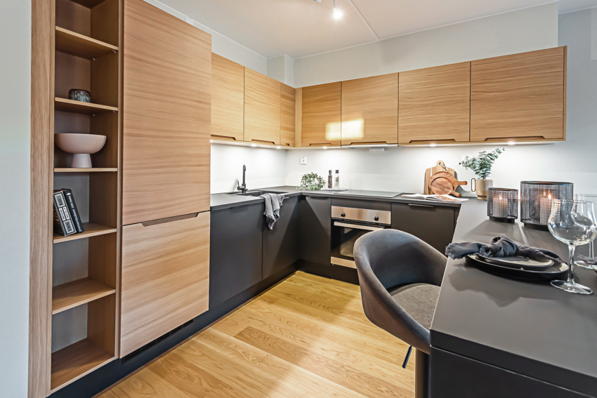 Stilrent kjøkkeninnredning fra HTH med integrerte hvitevarer.