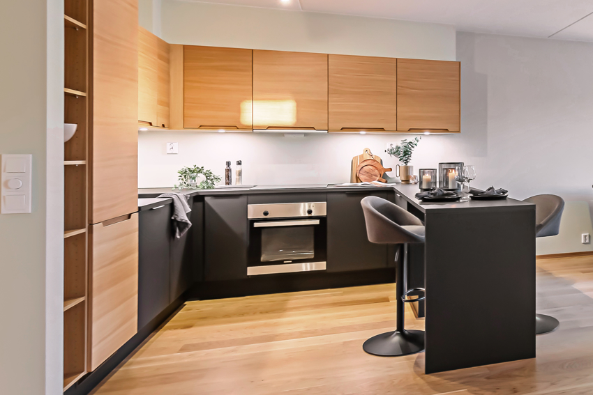 Plass til barstoler, her kan kaffen nytes eller noe annet godt i glasset. 