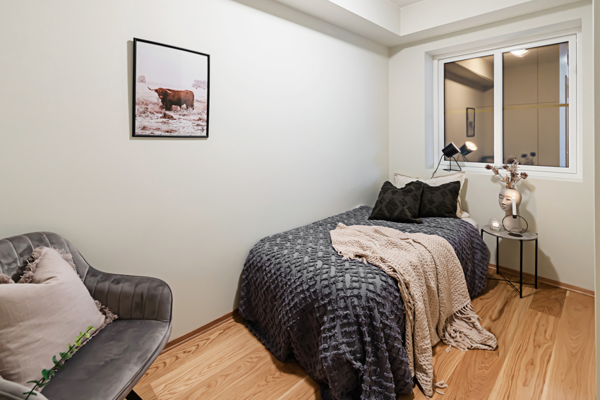 Soverom 2 er også av fin størrelse, og egner seg godt som barnerom, gjesterom eller kontor, alt etter behov og ønsker.