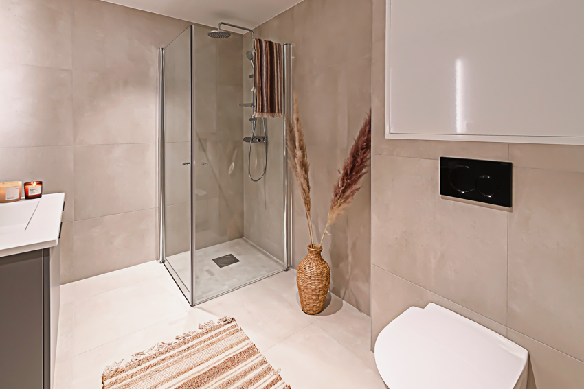 Badet har varmekabler i gulvet - Opplegg for vaskemaskin.