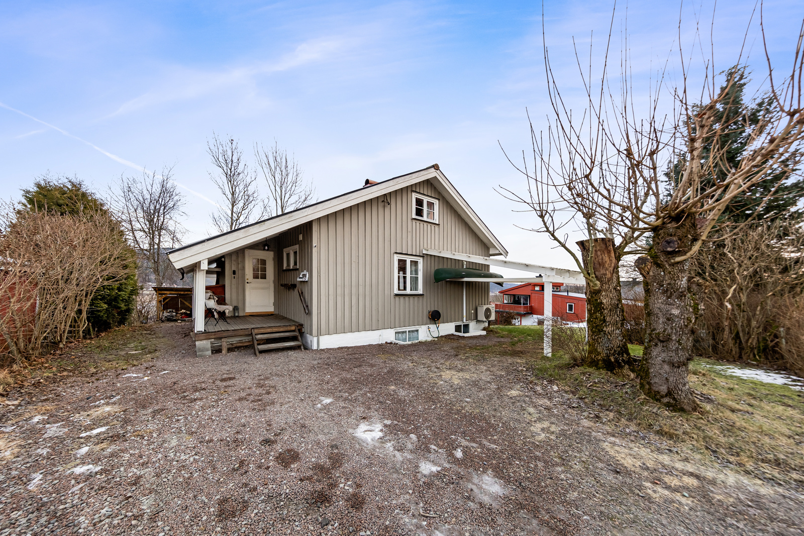 Overbygget inngangsparti og carport. Det foreligger ikke ferdigattest i kommunens arkiver for gang/vindfang og carport.