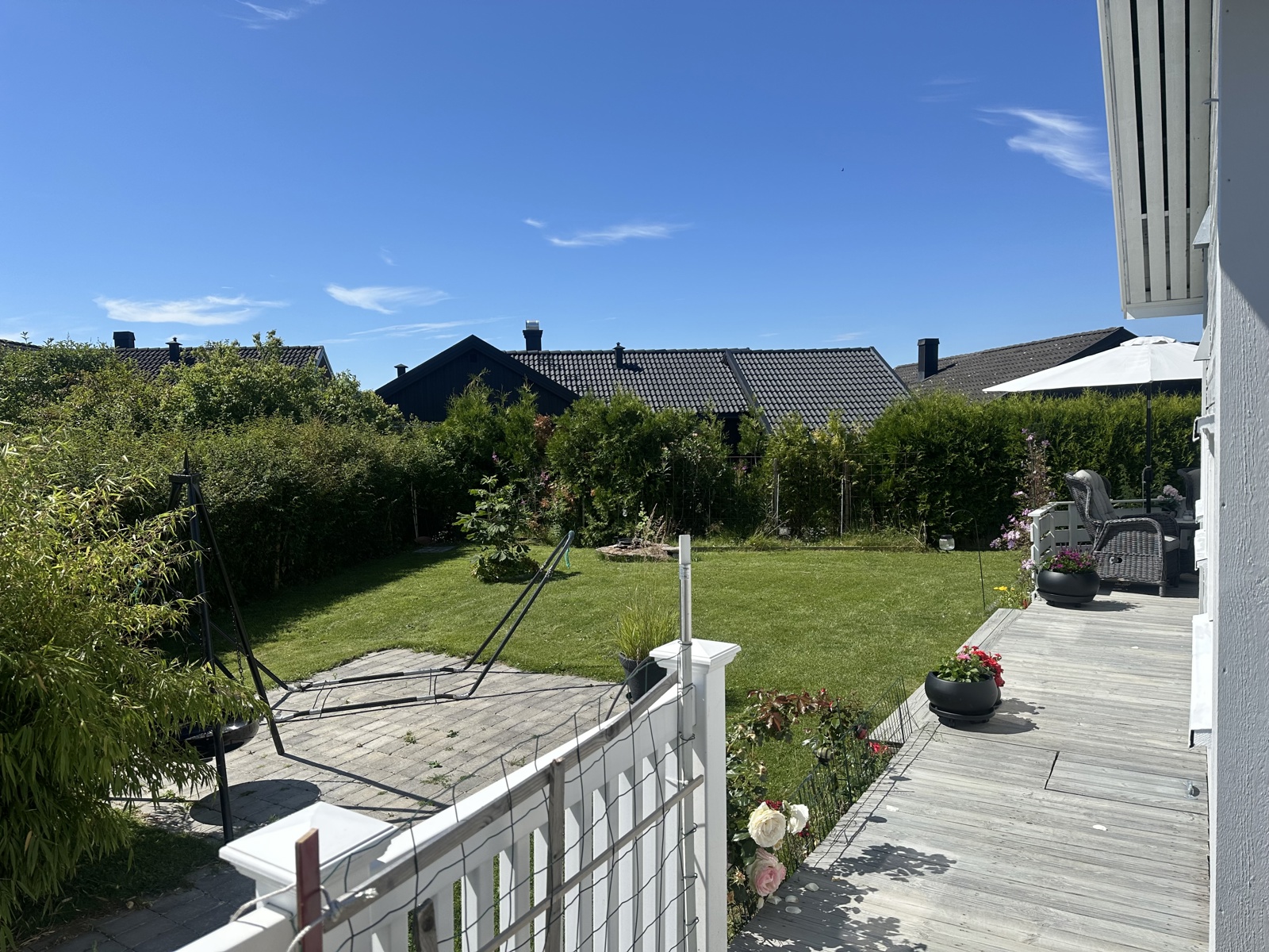 Terrassen går rundt 3 av sidene på huset. Hagen er meget pent opparbeidet og det er også plass for hagelek. 