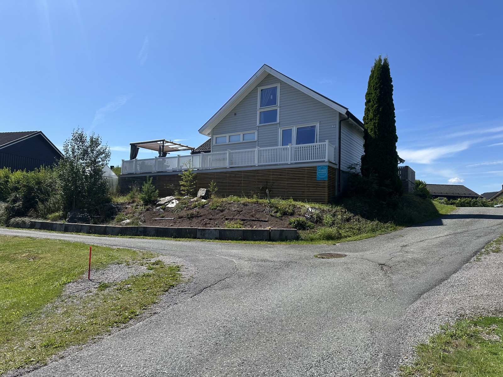 Selger har i ettertid tettet igjen under terrassen mot vegen for å få mer lagringsplass. . 