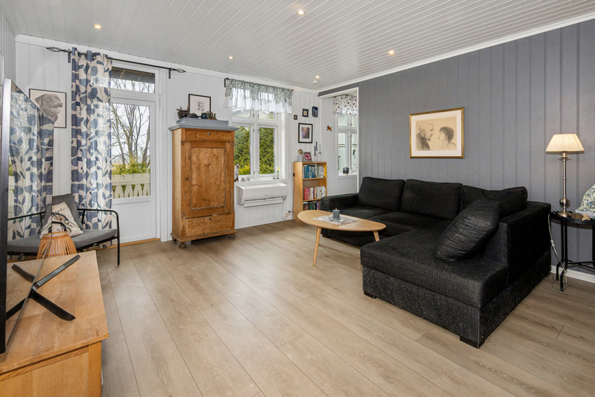 Lys og trivelig stue med utgang balkong