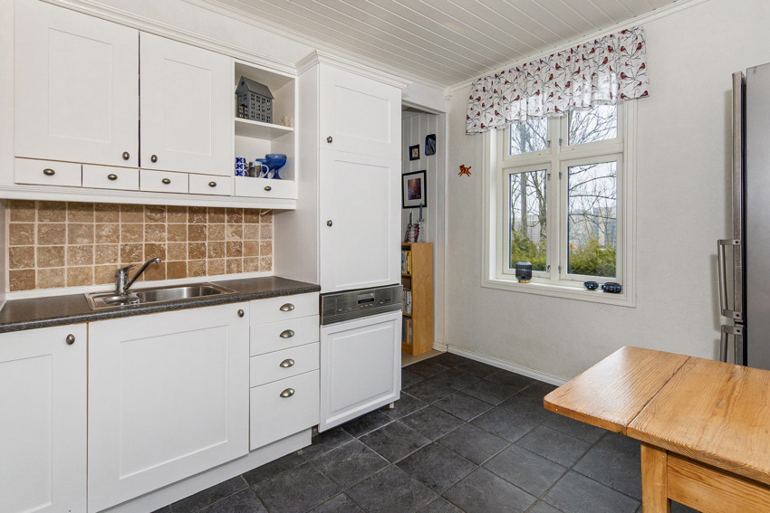 Hvitevarer medfølger: Kjøl/frys i stål, oppvaskmaskin samt integrert koketopp og stekeovn