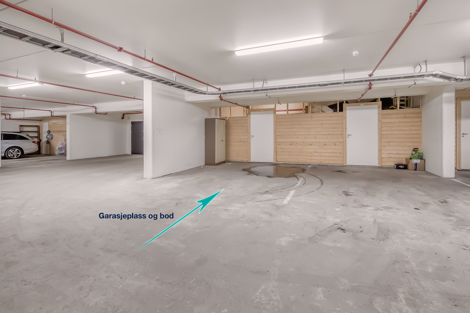 Garasjeplass i kjeller med tilgang til heis. Bod i bakkant av garasjeplass.