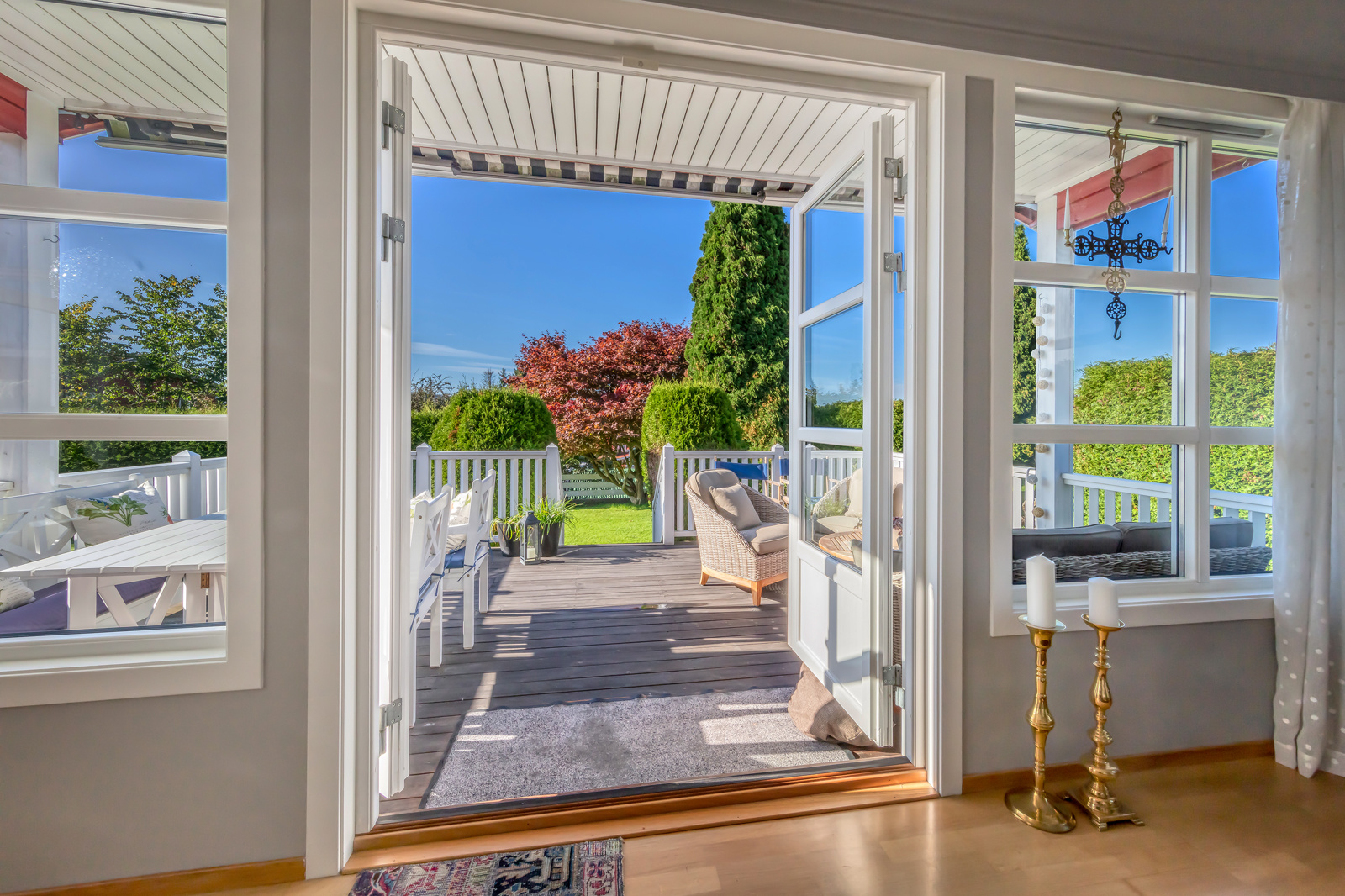 En stor og veldig pen vestvendt terrasse.