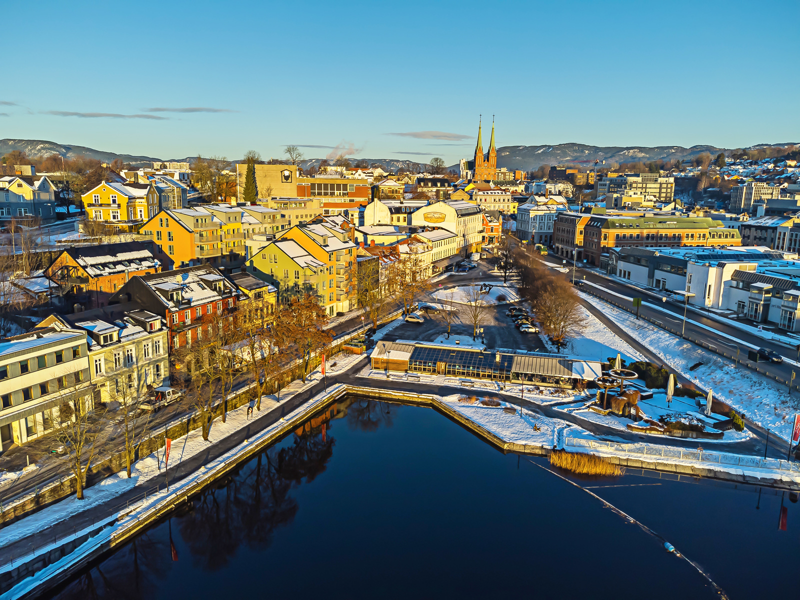 Glassmestergården og Hjellen fra fugleperspektiv