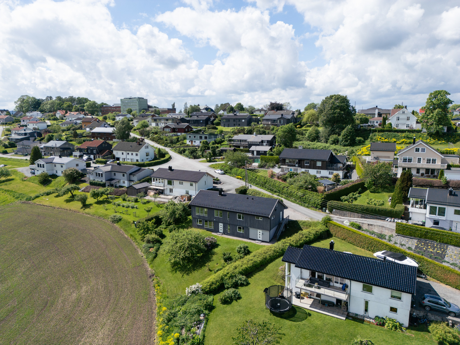 Her bor man meget sentralt og kan gå til Skien togstasjon, samt Skien sentrum med alt av fasiliteter. 