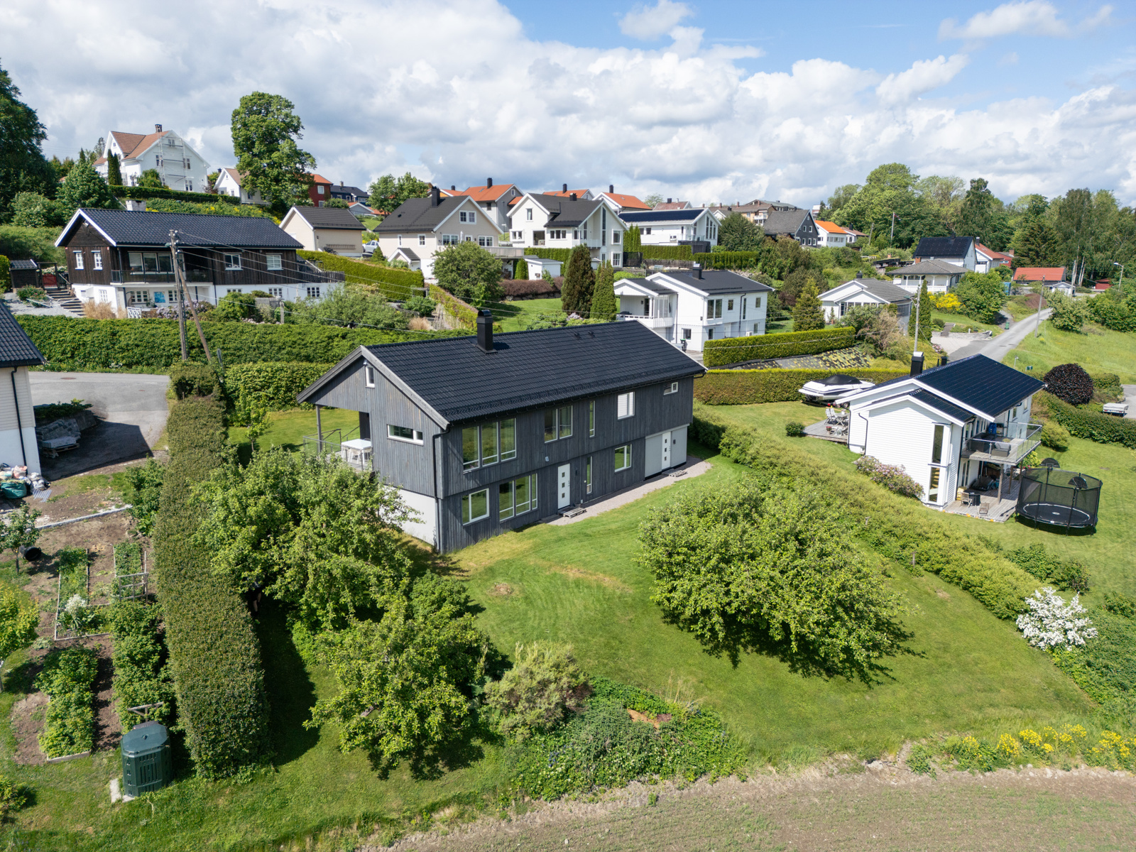 Kort vei til Gjerpen barne- og ungdomsskole, dagligvareforretning, idrettsanlegg og gode turområder.