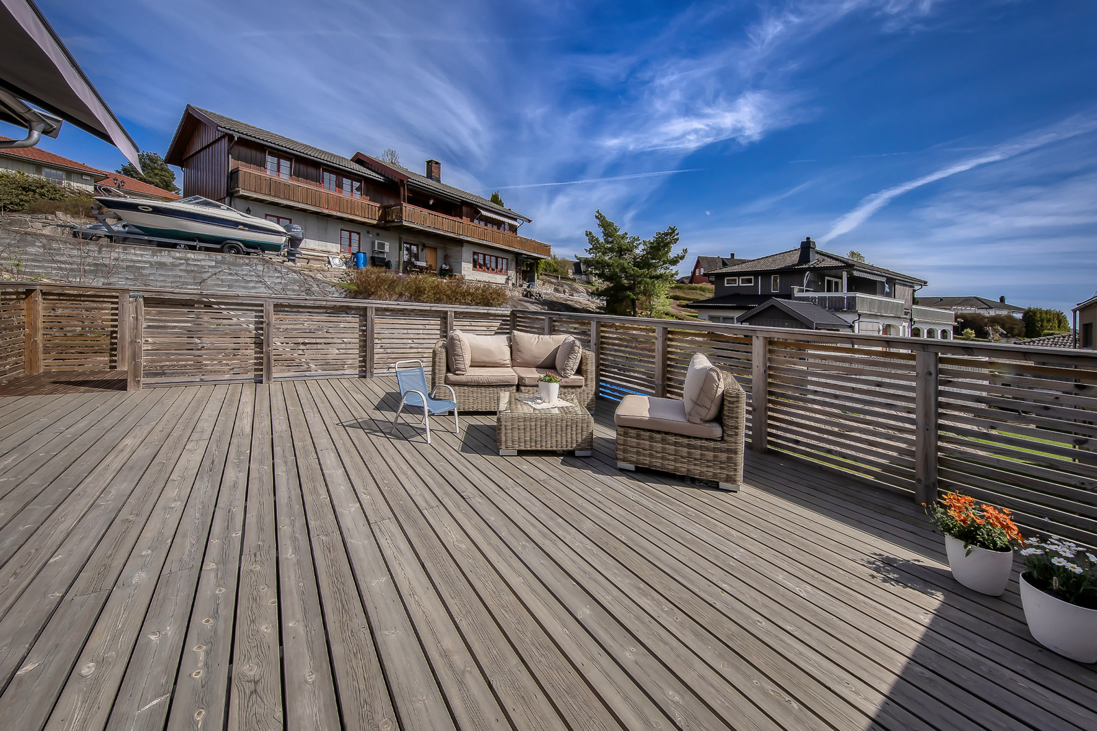 Stor og god terrasse med plass til å være gjestfri.