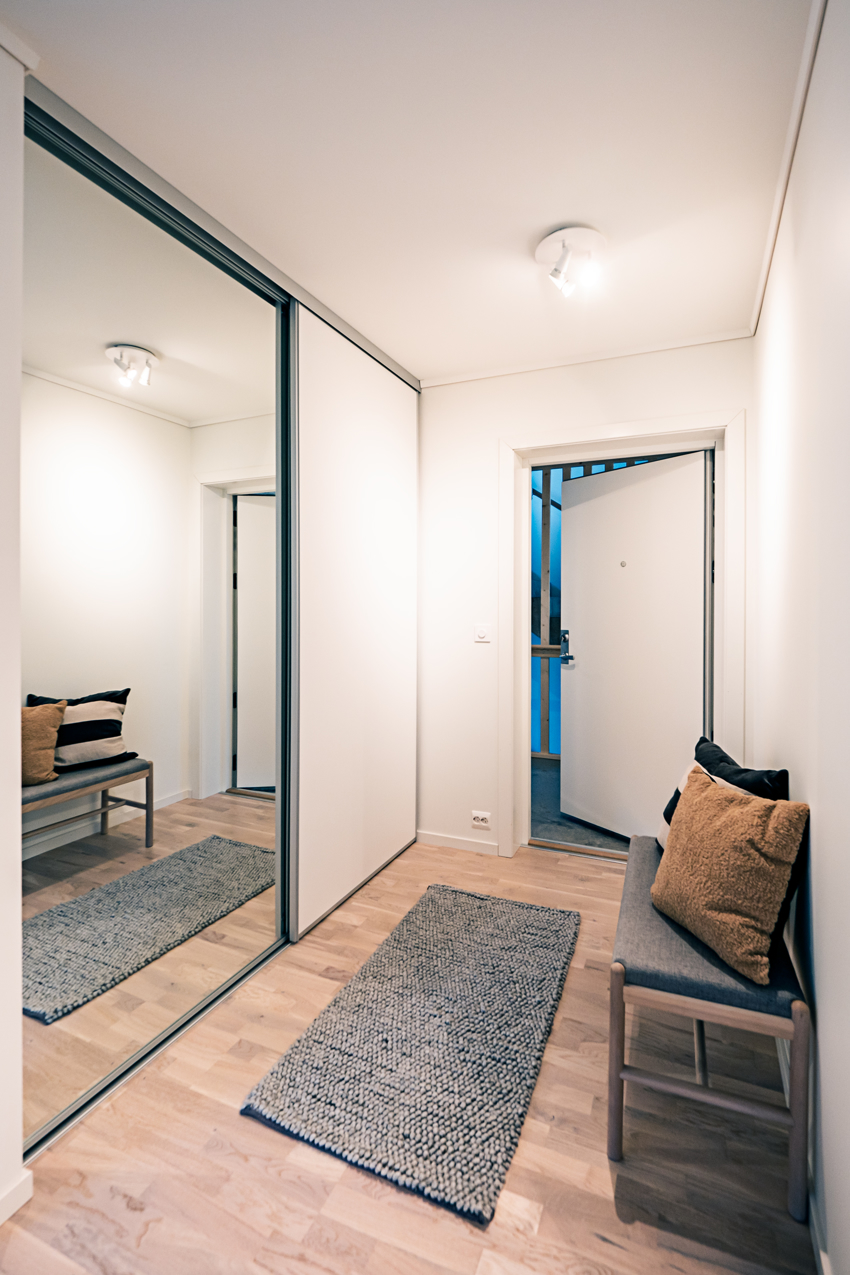 Stor skyvedørsgarderobe som gir god plass for yttertøy, sko m.m.