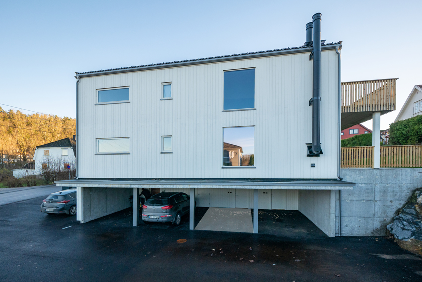 Carport i underetasjen - Leiligheten disponerer plass nr. 2 fra høyre. Det er her satt opp lader for el-bil