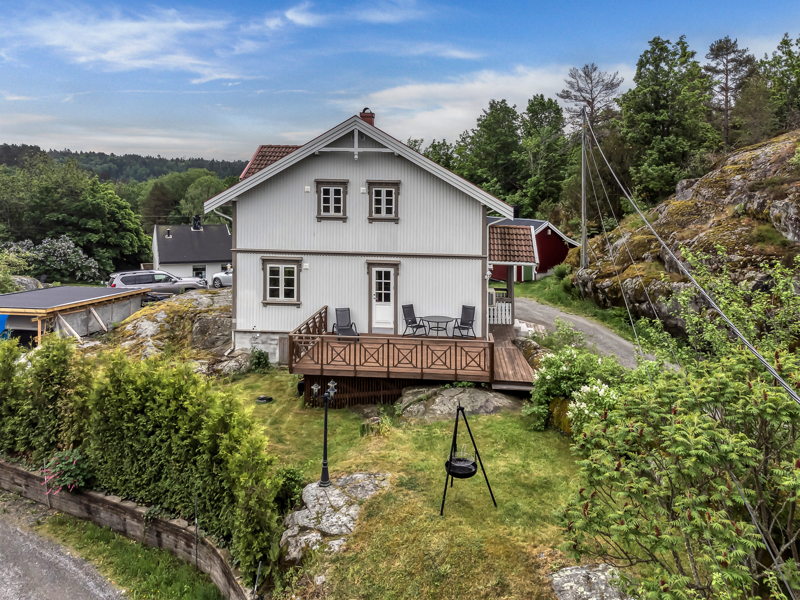 Østlig vinkel av huset med dronefoto