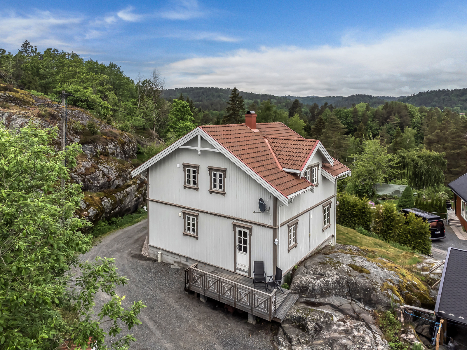 Sørvestlig vinkel av huset med dronefoto.