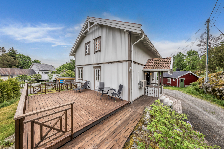 Stor terrasse med utgang fra stuen.