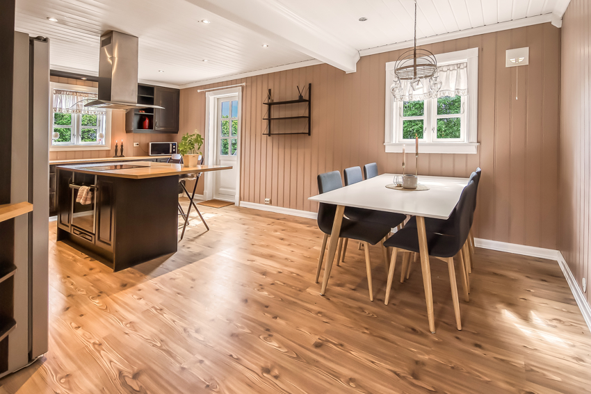 God plass til et stort spisebord hvor man kan dekke til for mange gjester.