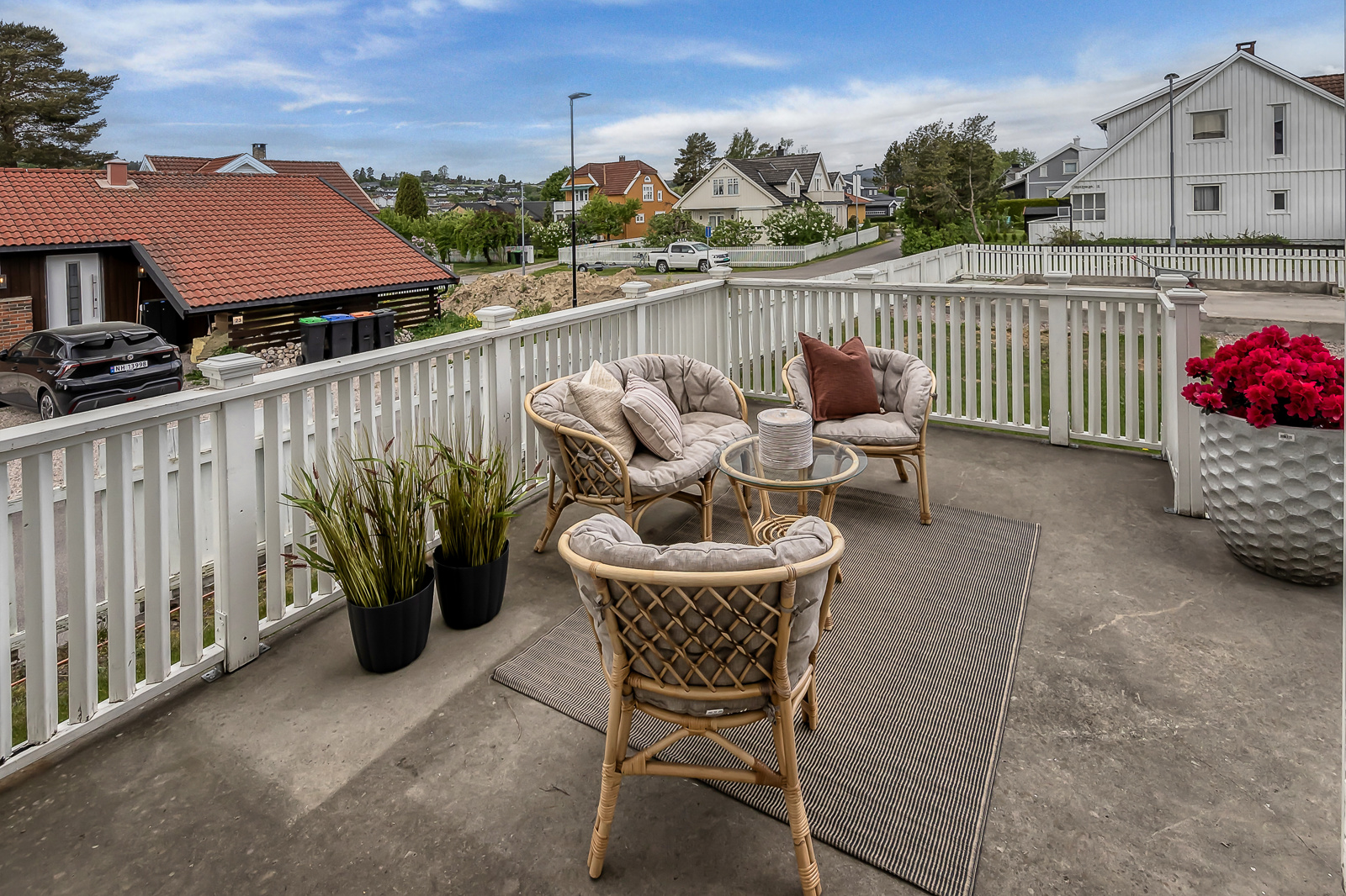 1. etasjen har en tilhørende vestvent terrasse og god plass til møblering. Herfra har du meget gode solforhold.