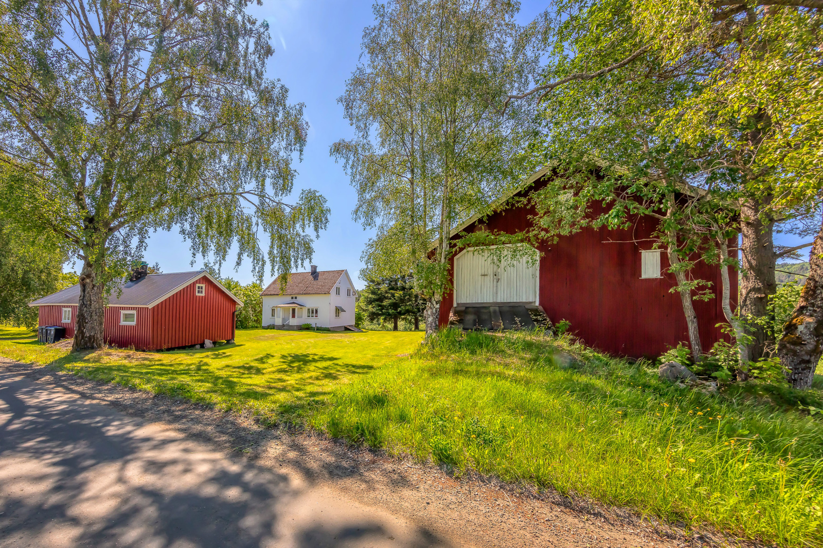 Fra Grønvoldvegen, mot låverbru og tun