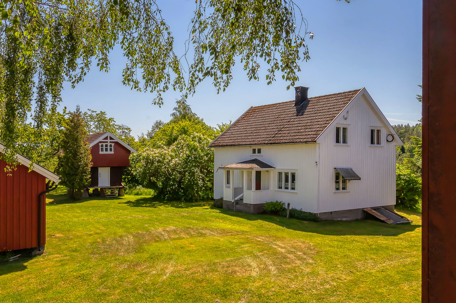 Våningshuset er oppført i 1951 over 1 1/2 etasje og overbygget inngangsparti