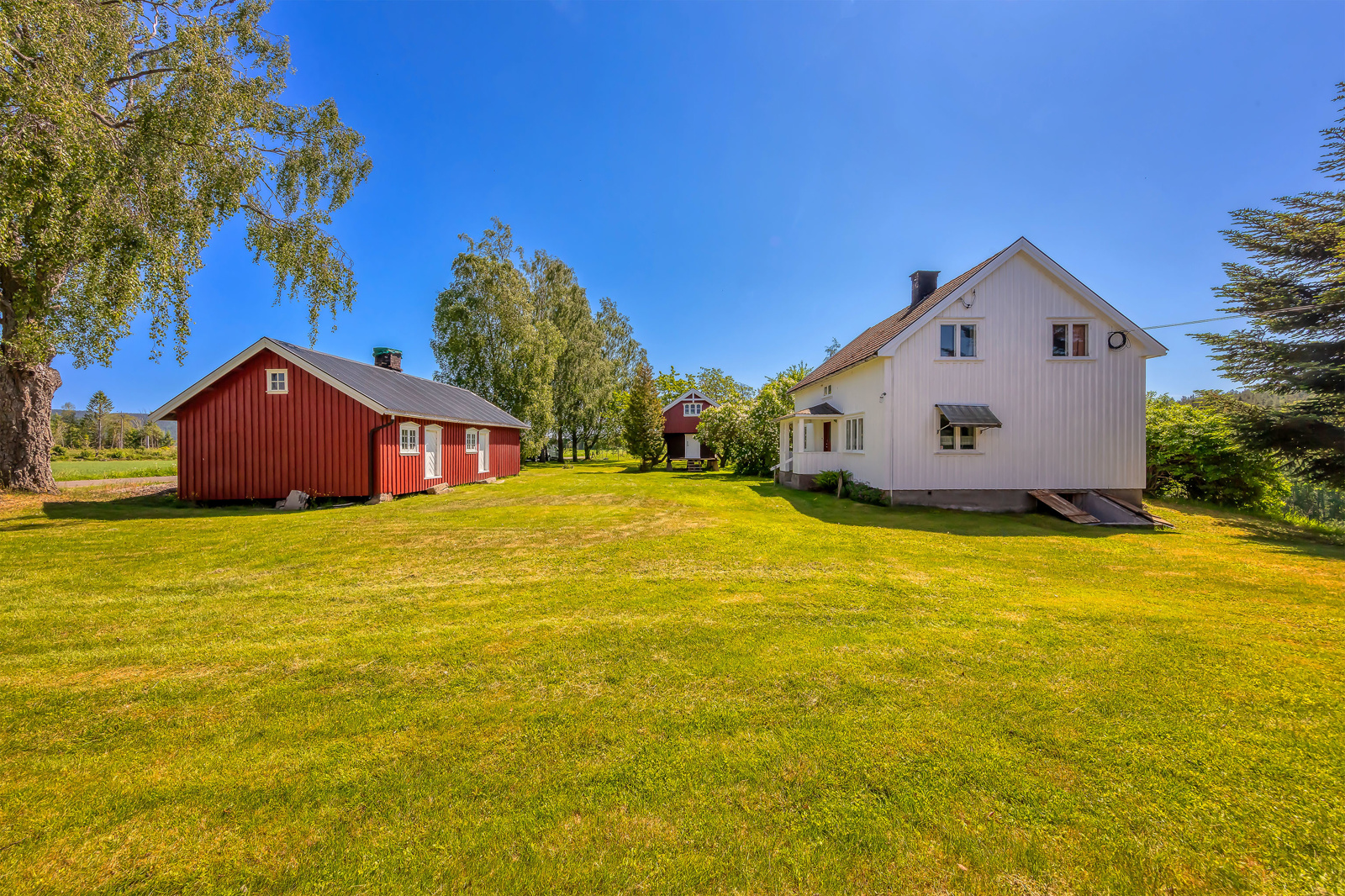 Fra tunet mot våningshuset og bryggerhuset