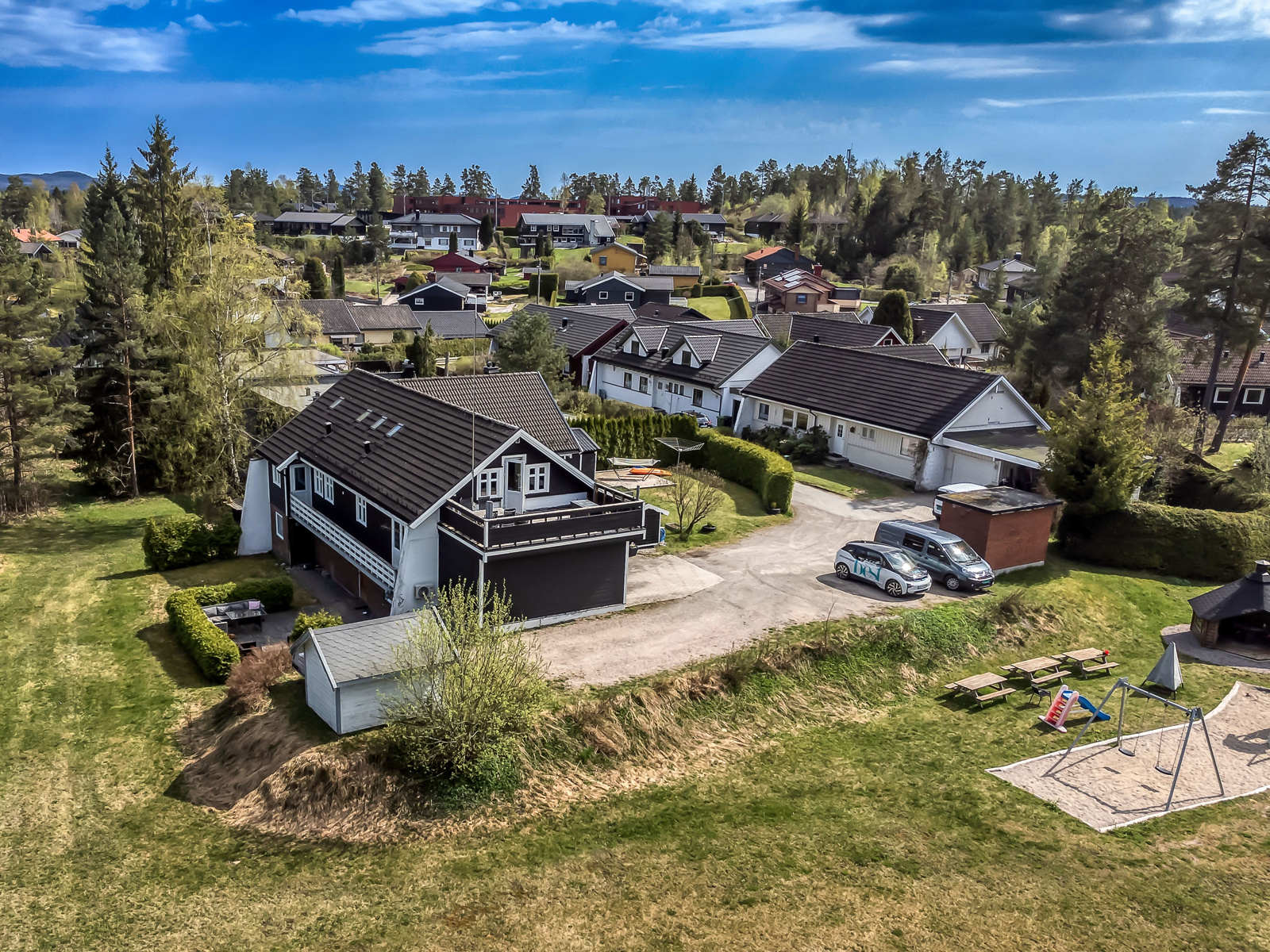 Terrasse og hage på begge sider av huset