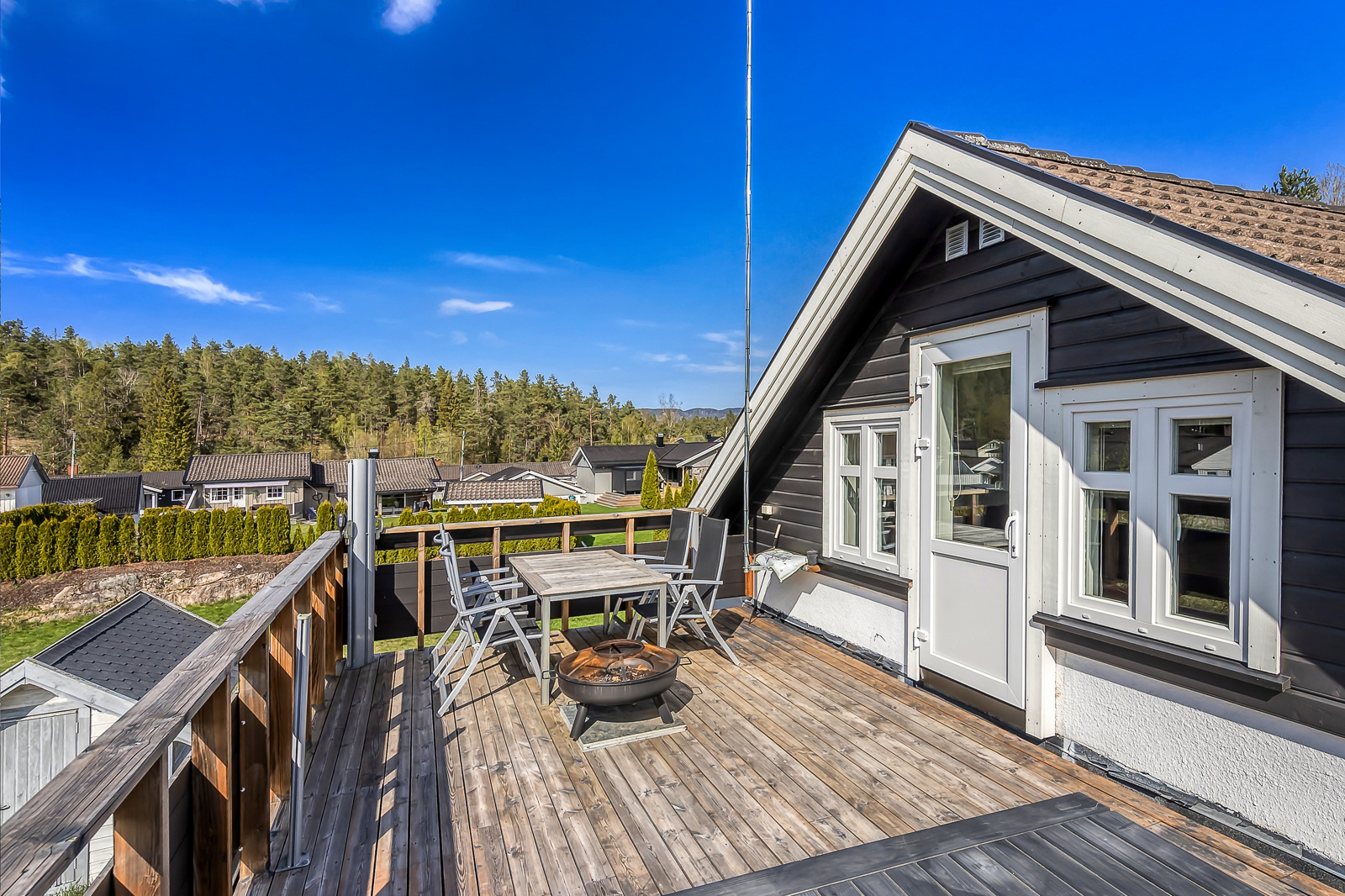 Stor og luftig takterrasse med sol fra tidlig morgen til langt på kveld 