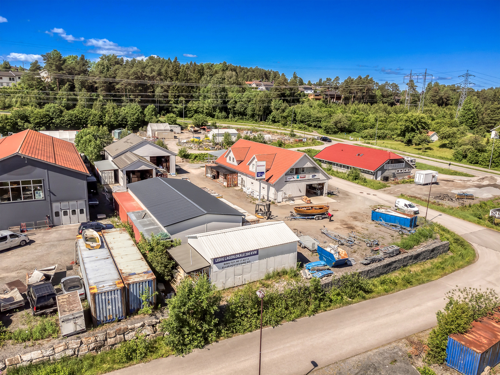 Industriområdet ligger opptil boligområde, skole, idrettsanlegg og ikke minst tett opptil gamle E18