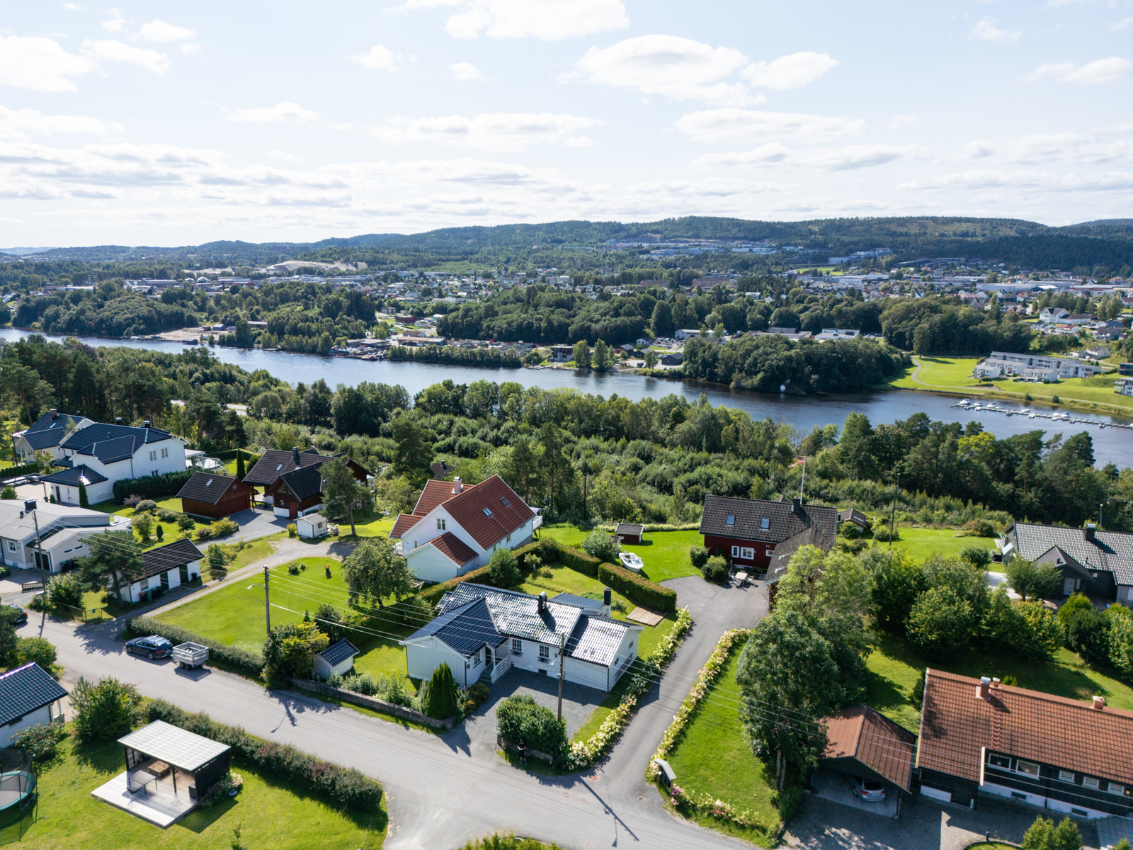 Stille boliggater og godt bomiljø. Det er gåavstand til skole, barnehage, dagligvare og idrettsplass. 