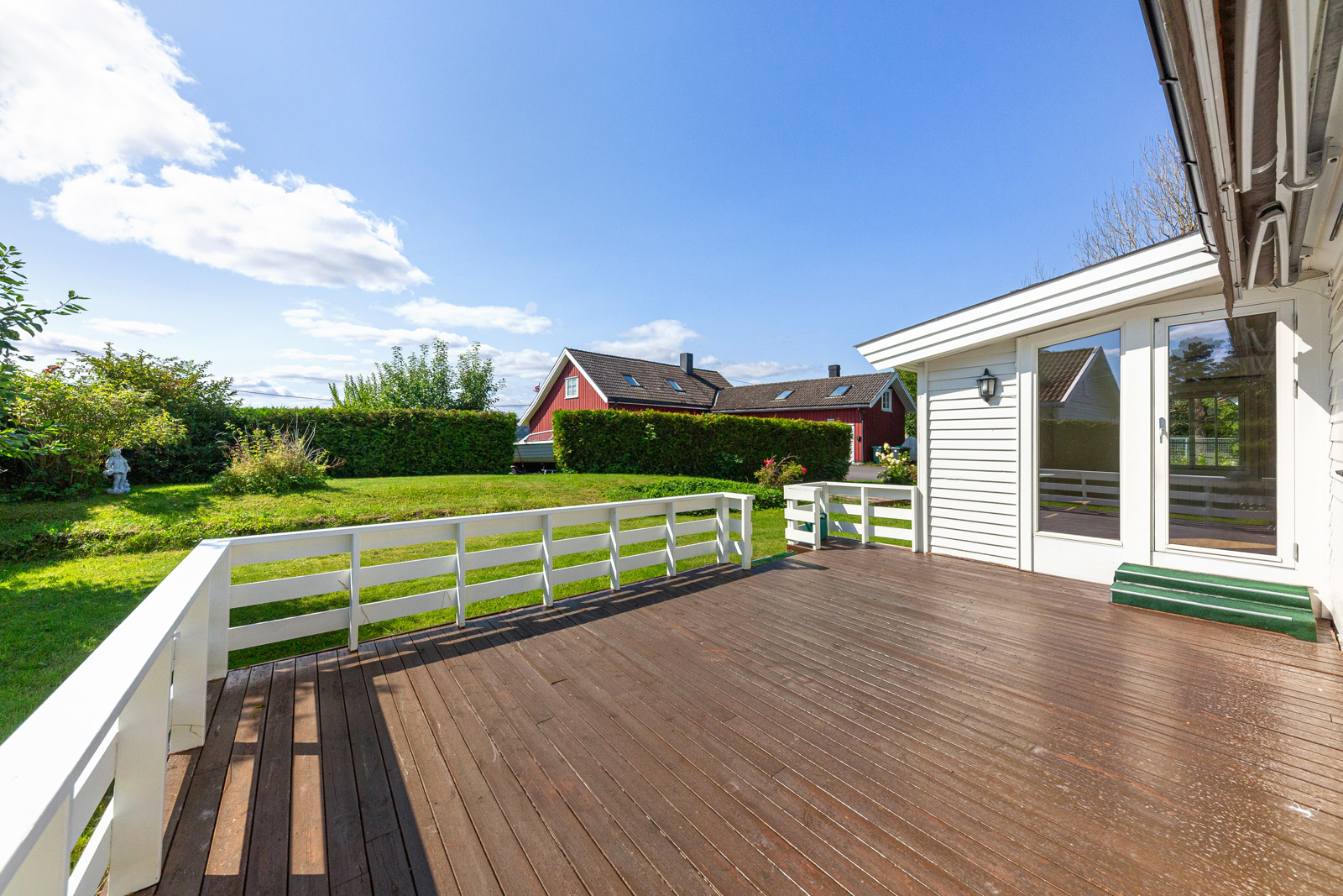 Stor vestvendt terrasse med markise.