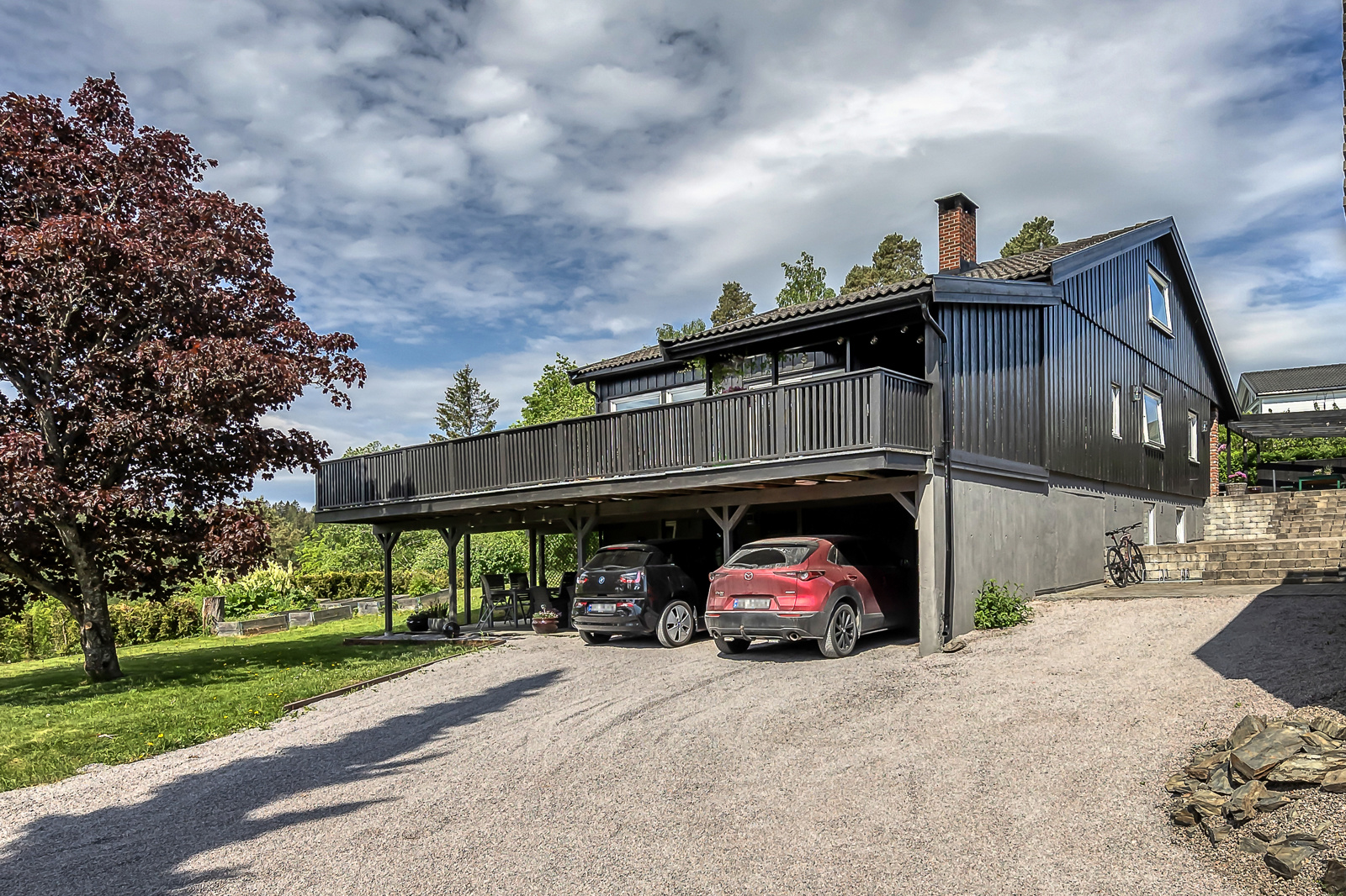 God plass til parkering, samt mulighet for å parkere under terrassen.