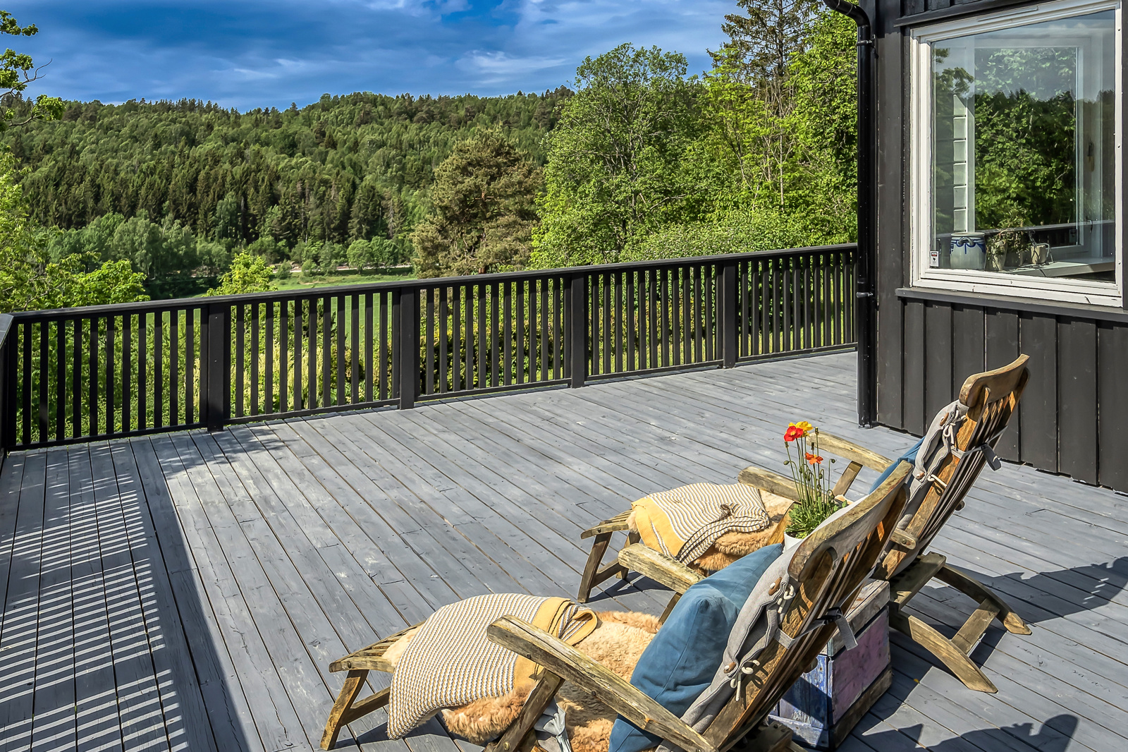 Romslig, solrikt og usjenert terrasse.