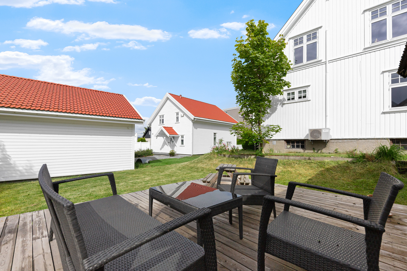 Terrasse på sørsiden av huset. 