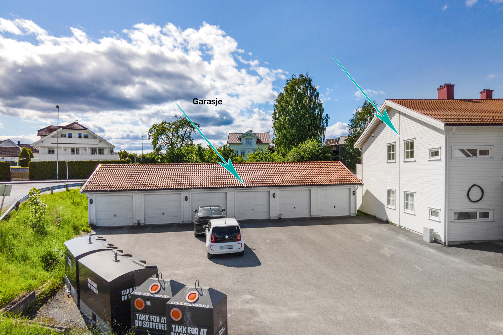 Med leiligheten følger også en garasjeplass med bod. 