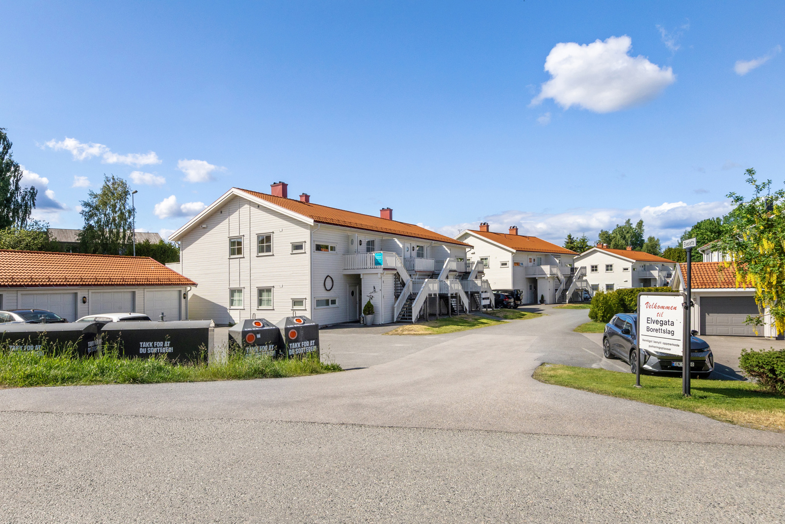 Leiligheten ligger som en del av flere sameier hvor det ikke er noe gjennomkjøring. 