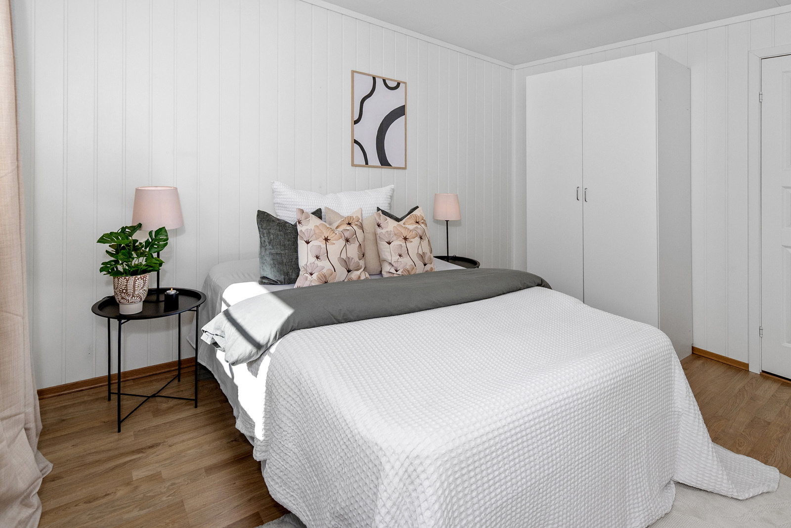 På hovedsoverommet er det plass til garderobe. Dør til høyre i bildet er inn til vaskerom. 