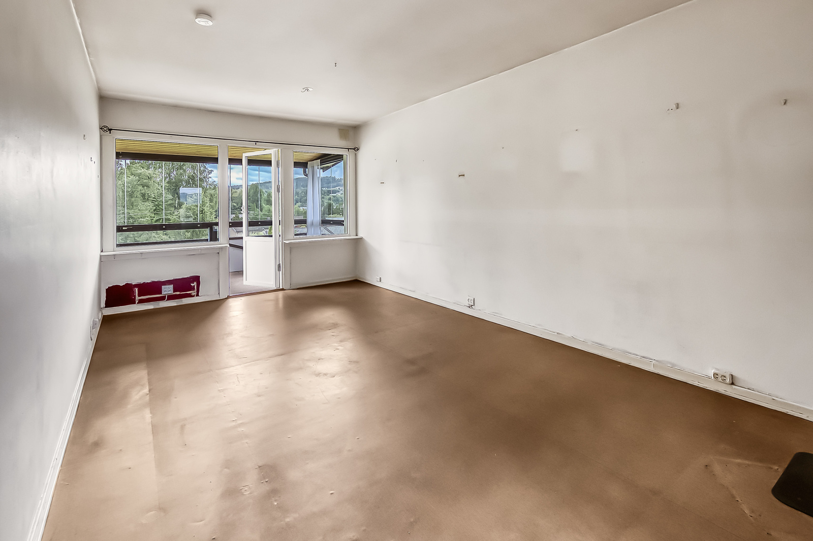 Romslig stue med plass for både salong og spisebord