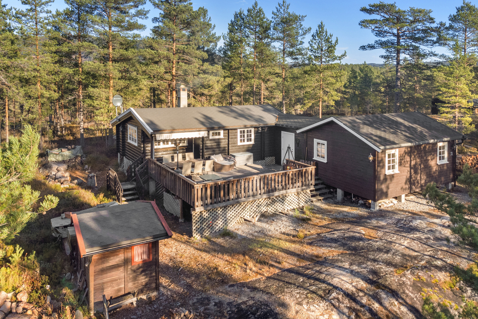 Innholdsrik hytte med fin uteplass