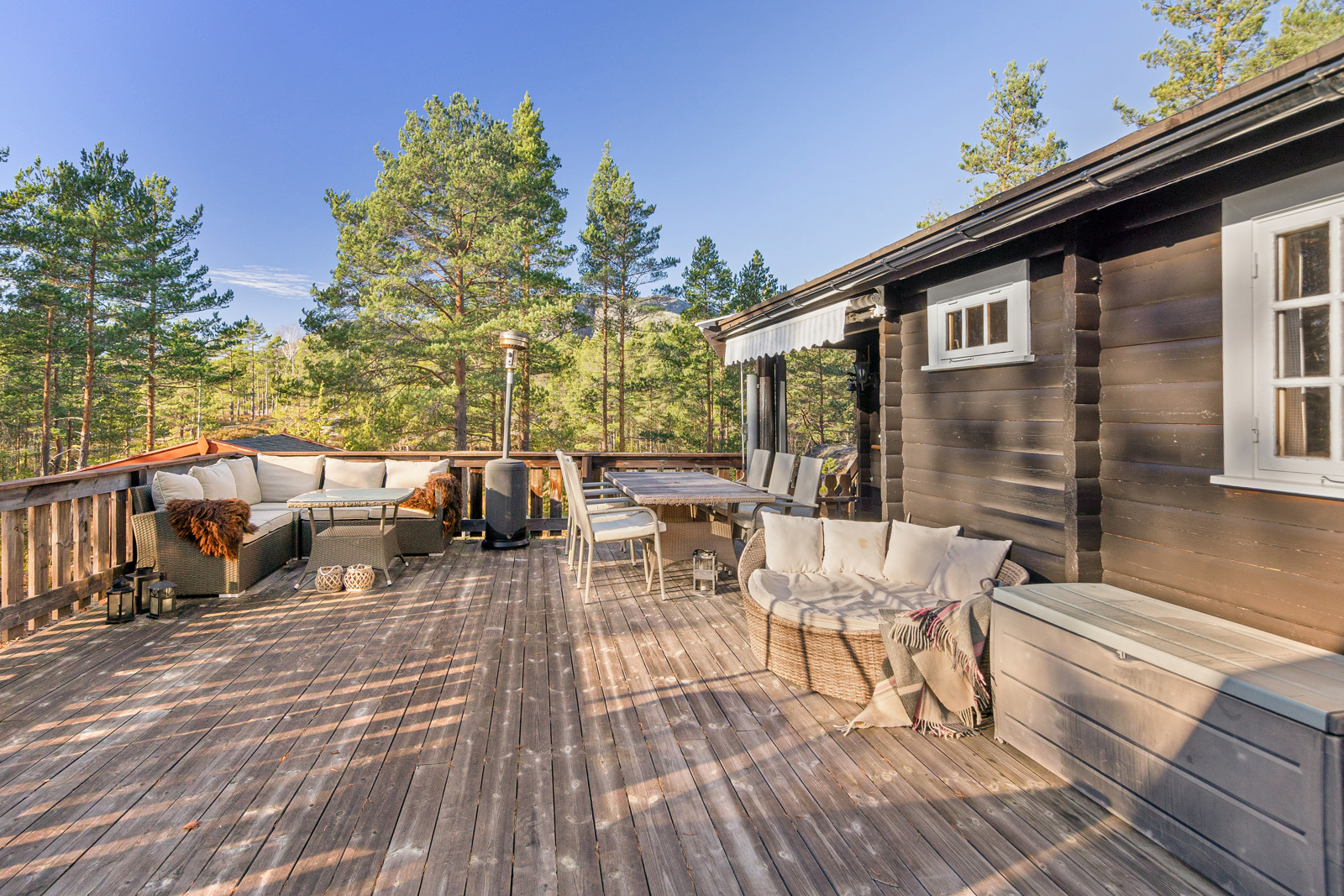 Her er det god plass for utemøbler, grill m.m.